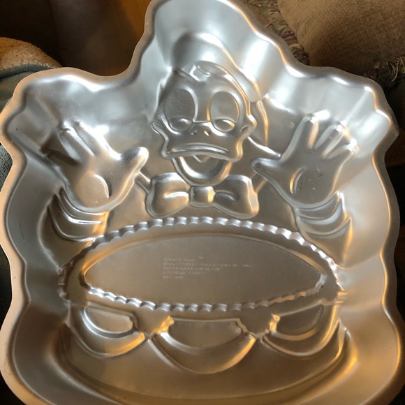 Vintage Wilton Disney Donald Duck with Birthday Cake Pan (502-3681, 1983) - Picture 5 of 7